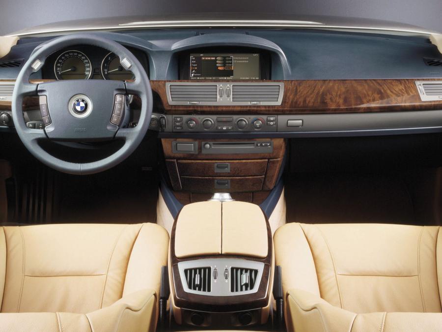  BMW 730i 2003 года  (фото 4 из 18)